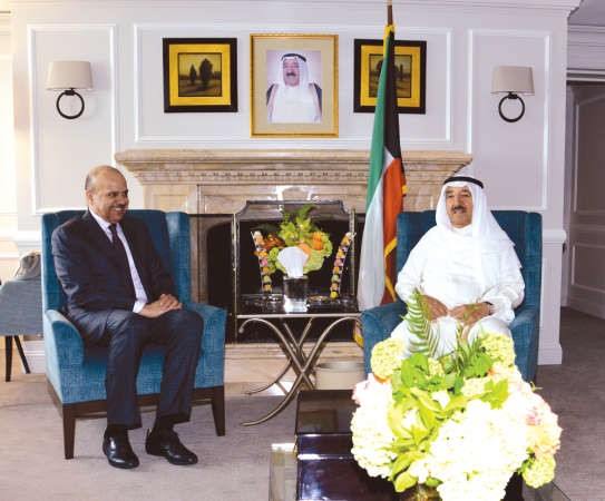 صاحب السمو الامير الشيخ صباح الاحمد خلال لقائه عبداللطيف الزياني﻿
