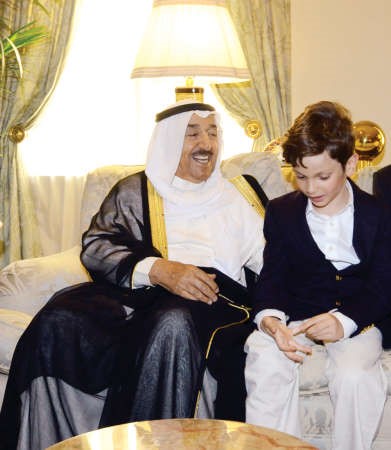 صاحب السمو الامير مع احد الاطفال خلال المادبة﻿