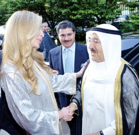 صاحب السمو الامير لدى وصوله وفي استقباله الشيخة ريما الصباح ويبدو الشيخ خالد العبدالله﻿