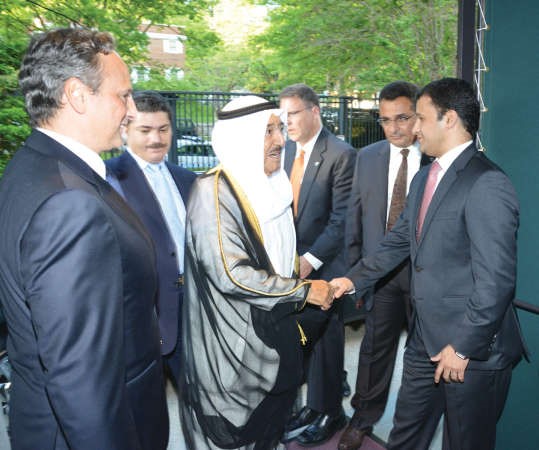 صاحب السمو الامير مصافحا عددا من الحضور ويبدو السفير الشيخ سالم العبدالله﻿