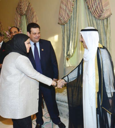 صاحب السمو مصافحا احدى المشاركات خلال المادبة﻿