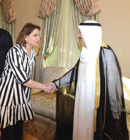 صاحب السمو مصافحا احدى الحاضرات﻿