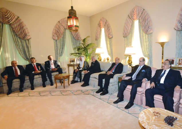صاحب السمو الامير الشيخ صباح الاحمد والشيخ صباح الخالد والشيخ محمد الخالد والشيخ خالد الجراح ودهلال الساير والسفير احمد فهد الفهد خلال المادبة﻿