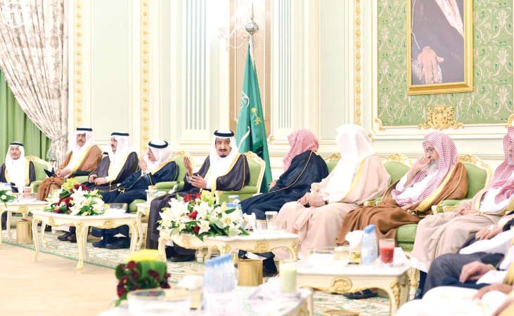 خادم الحرمين الشريفين الملك سلمان بن عبدالعزيز مستقبلا الامراء ورئيس مجلس الشورى والعلماء والمشايخ وجمعا من المواطنين﻿
