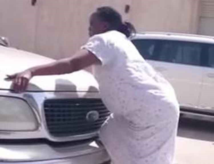 بالفيديو.. خادمة افريقية ترعب المارة وتتصرف بغرابة وسط الطريق وتركض خلف السيارات وتهاجمها