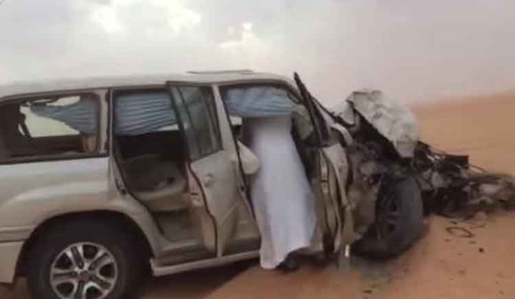 بالفيديو.. اغرب حادث مروع بين سيارتين في الصحراء