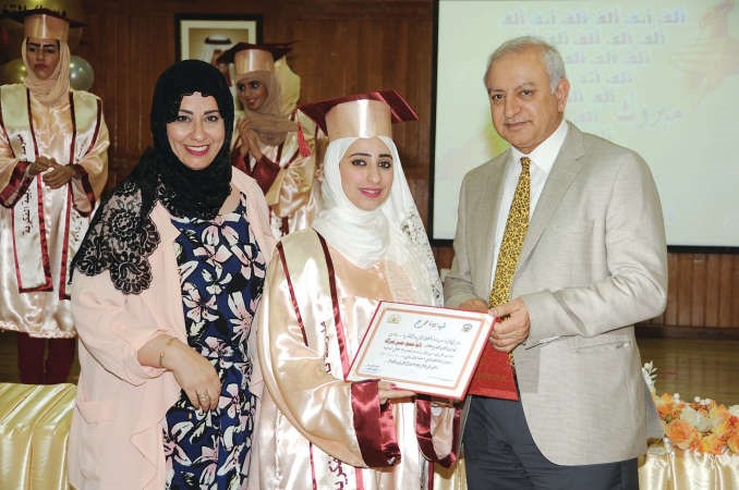 دبدر العيسى مكرما احدى الطالبات