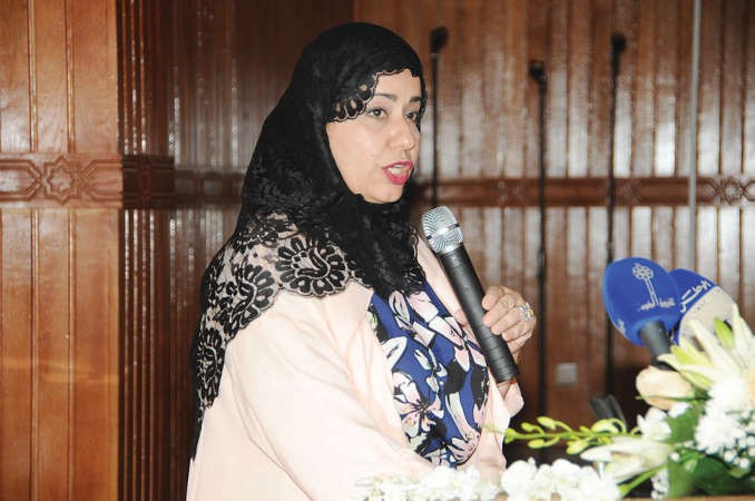 مديرة المدرسة نعيمة العبيد متحدثة في الحفل