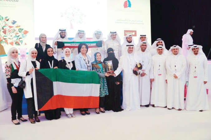 دحياة الحجي متوسطة طلبة الجامعة خلال المشاركة في احدى الفعاليات بجامعة قطر