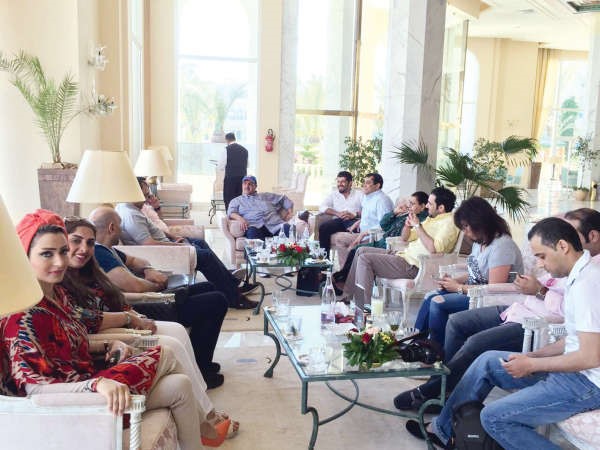 الشيخ فهد المبارك اثناء الاجتماع مع اعضاء الوفد في لوبي الفندق 
﻿