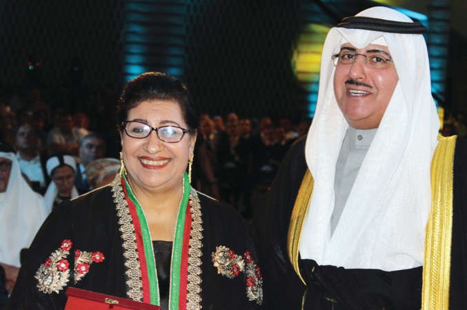 رئيس الوفد الكويتي الشيخ فهد المبارك مهنئا الاعلامية امل عبدالله لتكريمها في المهرجان
﻿