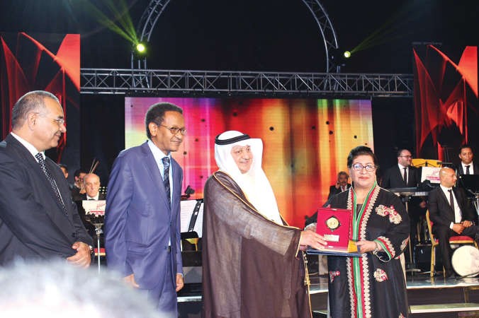 رئيس اتحاد الاذاعات العربية محمد العواش يكرم الاعلامية القديرة امل عبدالله
﻿