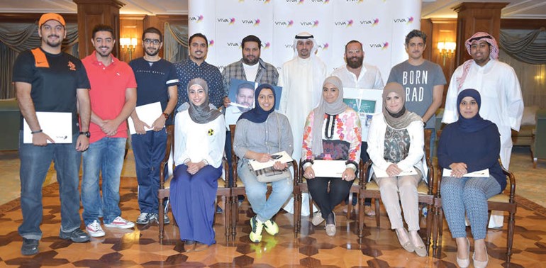  ايمن المطيري واحمد النويبت يتوسطان خبراء التصوير احمد الحربي وعبدالعزيز الدويسان والمشاركين﻿