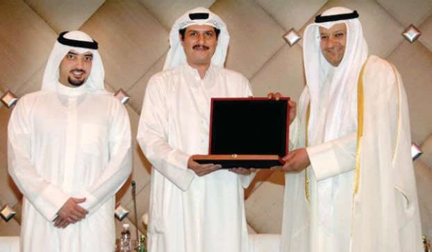 د علي العبيدي مكرما خالد السنعوسي ويبدو مرزوق خالد المرزوق