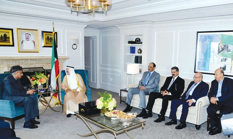 صاحب السمو الامير الشيخ صباح الاحمد مستقبلا صاحب السمو السيد فهد بن محمود ال سعيد بحضور الشيخ صباح الخالد والشيخ محمد الخالد والشيخ خالد الجراح والسفير احمد فهد الفهد ﻿