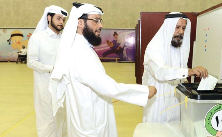 ناخبون قطريون يدلون باصواتهملاختيار اعضاء المجلس البلدي الجديد في الدوحة امسقنا 