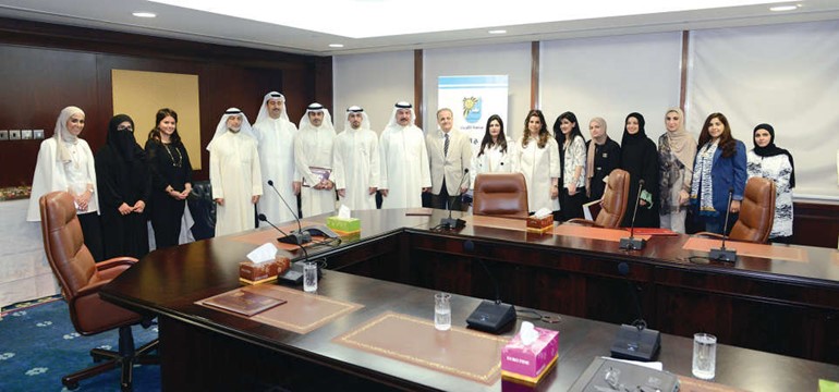 المستشار صلاح المسعد مع المشاركين في الدورة التدريبية التي نظمتها ادارة الفتوى والتشريع﻿