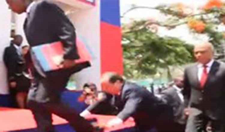 بالفيديو.. الرئيس الفرنسي يتعثر ويسقط على الارض