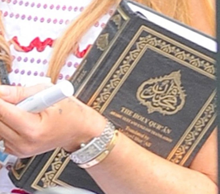 شاهد.. ليندسي لوهان تحمل نسخة ضخمة من القرآن الكريم وتتجول بها في بروكلين