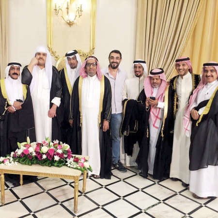 لقطة جماعية لبعض المشاركين في العمل في احدى حلقاته