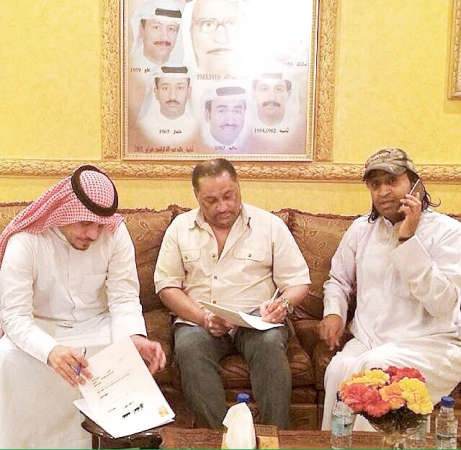  واثناء توقيعه لعقد الدحري