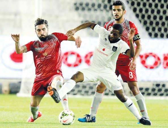 لاعب السد خلفان ابراهيم يصارع مدافع لخويا شيكو في لقاء سابق