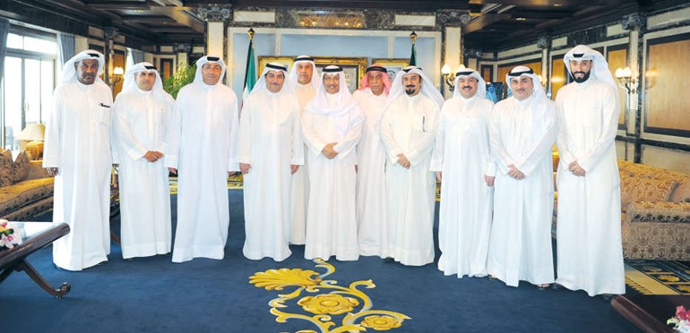 سمو الشيخ جابر المبارك خلال استقباله رئيس واعضاء مجلس ادارة النادي العربي