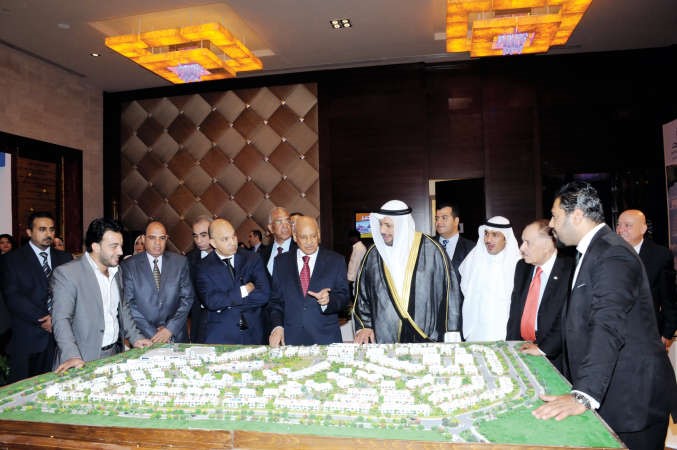فواز الشلال والسفير المصري يطلعون على احد المشاريع ﻿