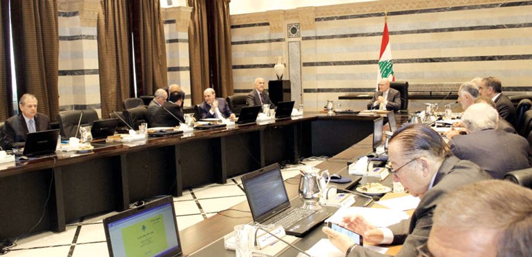 تمام سلام مترئسا جلسة الحكومة امسمحمود الطويل 