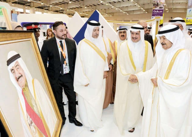 رئيس وزراء البحرين صاحب السمو الملكي الامير خليفة بن سلمان ال خليفة والسفير الشيخ عزام الصباح في جناح الكويت بمعرض الخليج الدولي للعقار﻿