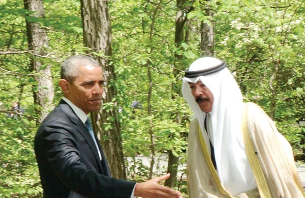 الرئيس الاميركي باراك اوباما مصافحا الشيخ محمد الخالد