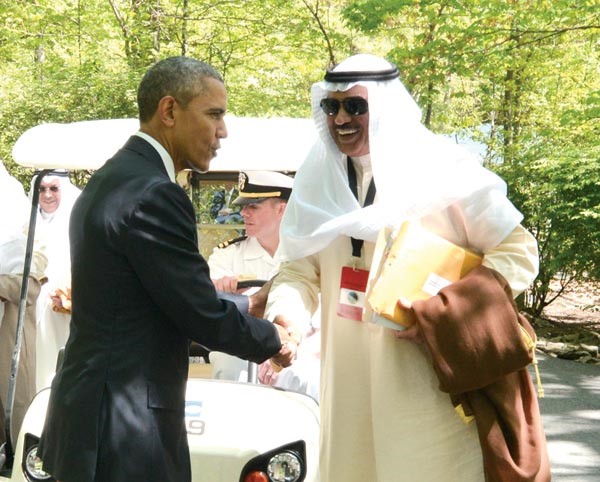 الرئيس الاميركي مصافحا الشيخ صباح الخالد