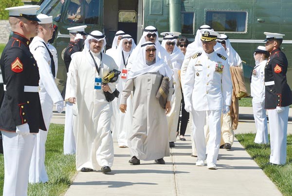 صاحب السمو الامير والوفد المرافق لدى الوصول الى كامب ديڤيد ويبدو الشيخ محمد الخالد والشيخ خالد الجراح والشيخ خالد العبدالله والسفير احمد فهد الفهد