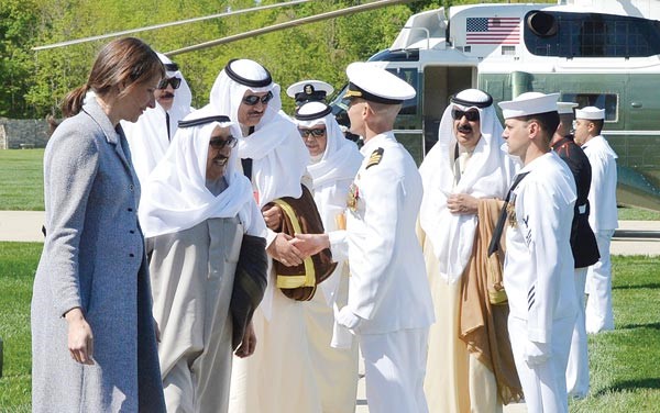 ترحيب بصاحب السمو الامير في كامب ديڤيد ويبدو الشيخ صباح الخالد والشيخ محمد الخالد وخالد الجارالله والسفير احمد فهد الفهد