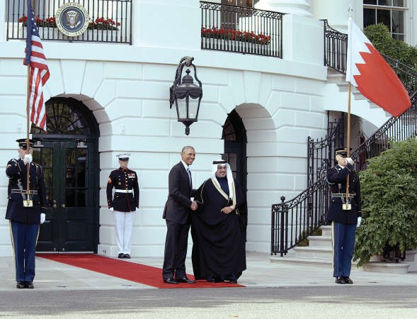 الرئيس الاميركي مصافحا صاحب السمو الامير سلمان بن حمد ولي عهد مملكة البحرين﻿
