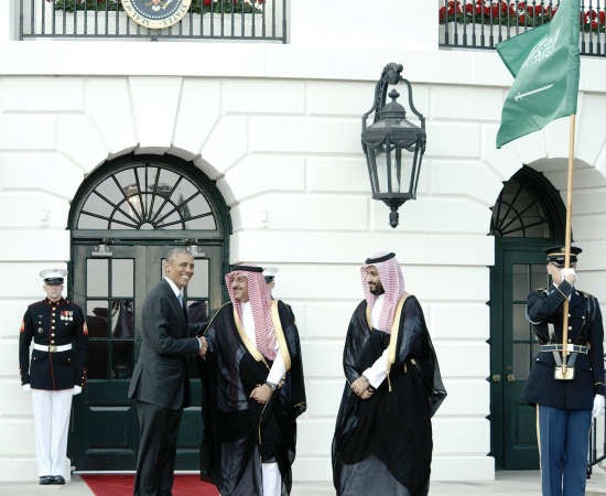 الرئيس الاميركي مصافحا صاحب السمو الملكي الامير محمد بن نايف ولي العهد السعودي وصاحب السمو الملكي الامير محمد بن سلمان ولي ولي العهد﻿