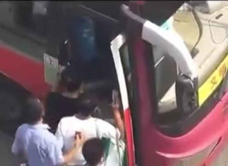 بالفيديو.. شاب يسرق الأموال من ركاب حافلة بطريقة ماكرة