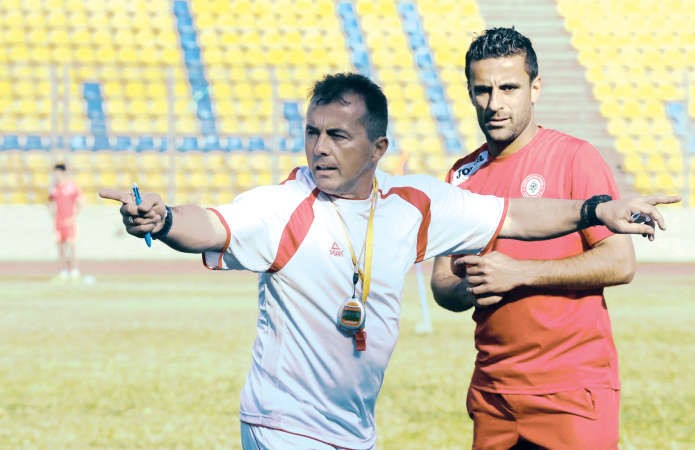 مدرب لبنان ميودراغ رادولوفيتش يوجه اللاعبين في التدريب 