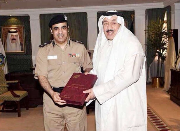 المقدم دسعود ناصر الطامي يسلم نسخة من رسالة الدكتوراه الى الفريق متقاعد فهد الامير﻿