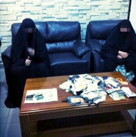 الوافدتان وامامهما حصيلة التسول﻿