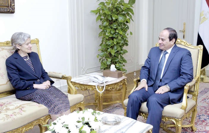 الرئيس المصري عبدالفتاح السيسي مستقبلا المدير العام لليونسكو ايرينا بوكوفا في القصر الرئاسي في القاهرة امس الاول افپ