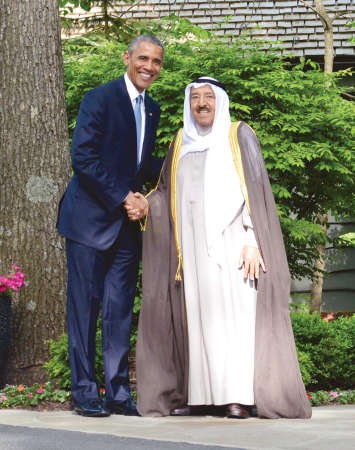 صاحب السمو الامير الشيخ صباح الاحمد مصافحا الرئيس الاميركي باراك اوباما