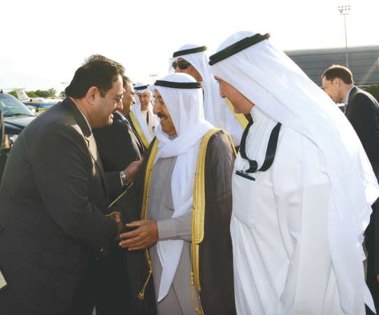 صاحب السمو الامير لدى مغادرته مطار قاعدة اندروز الجوية وفي وداعه السفير الشيخ سالم العبدالله واركان السفارة