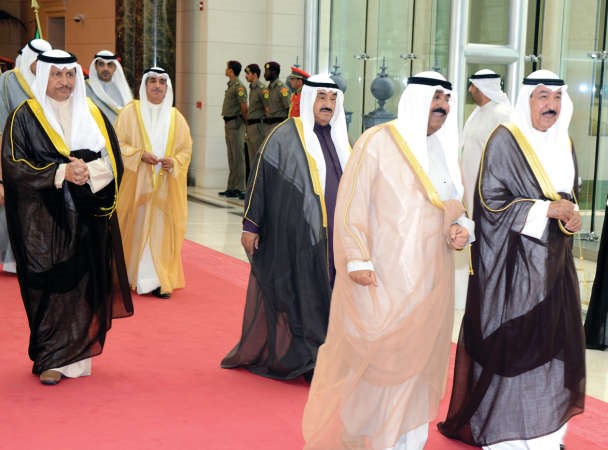 الشيخ جابر العبدالله والشيخ مشعل الاحمد وسمو الشيخ ناصر المحمد وسمو الشيخ جابر المبارك والشيخ محمد العبدالله والنائب عادل الخرافي في استقبال صاحب السمو