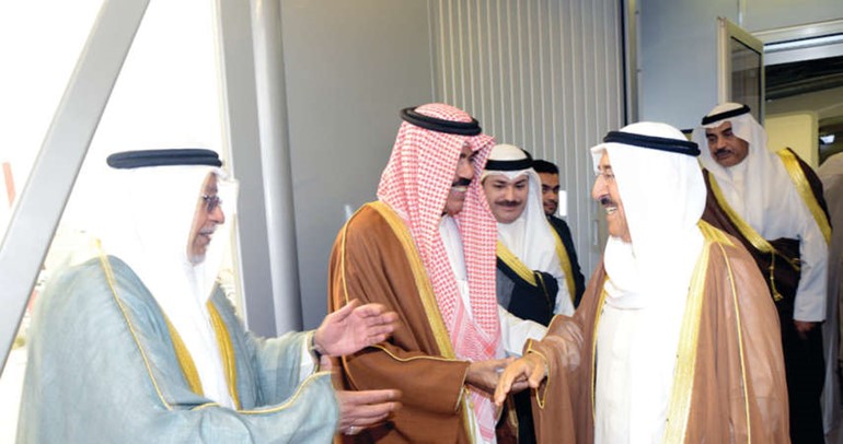 صاحب السمو الامير الشيخ صباح الاحمد مصافحا سمو ولي العهد الشيخ نواف الاحمد والشيخ علي الجراح لدى عودته