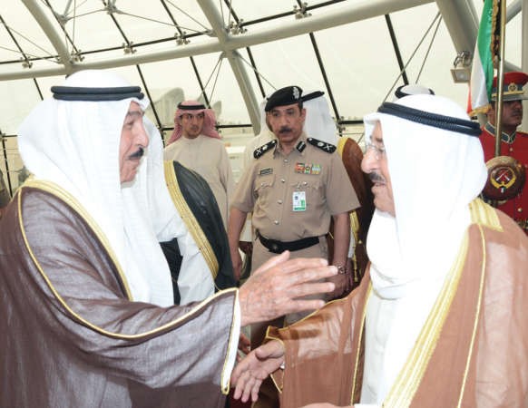 صاحب السمو الامير الشيخ صباح الاحمد مصافحا الشيخ جابر العبدالله