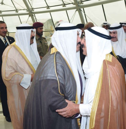 صاحب السمو الامير الشيخ صباح الاحمد مصافحا سمو الشيخ ناصر المحمد ويبدو الشيخ مشعل الاحمد