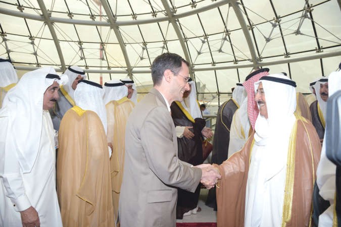 صاحب السمو الامير الشيخ صباح الاحمد مصافحا مستقبليه لدى عودته