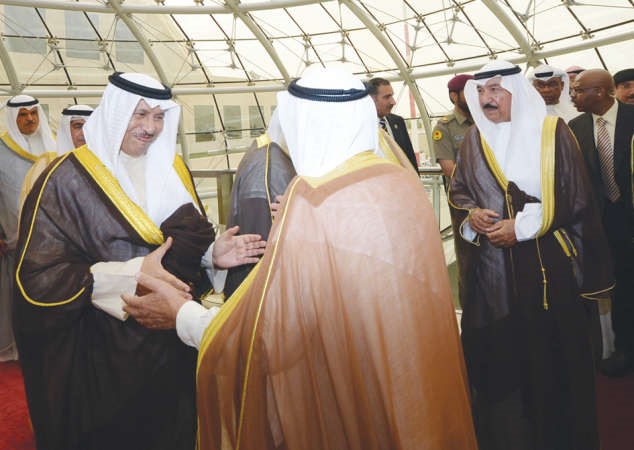 صاحب السمو الامير الشيخ صباح الاحمد مصافحا سمو رئيس الوزراء الشيخ جابر المبارك