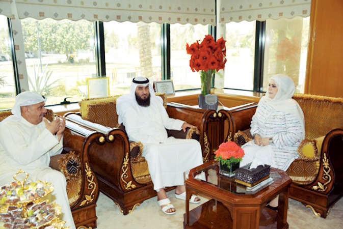 نبيلة الخليل خلال استقبالها وفدا من جمعية الخيول العربية﻿